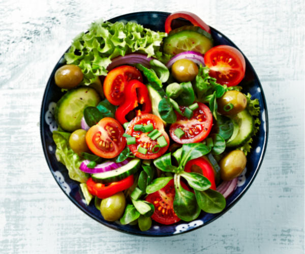 Alimentação com muitas plantas e vegetais.