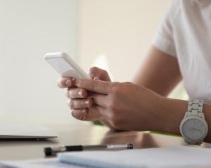 uso-excessivo-celular-prejudica-saude-polegar-mao-braco-dr-daniel-benitti-cirurgiao-vascular-sao-paulo-campinas