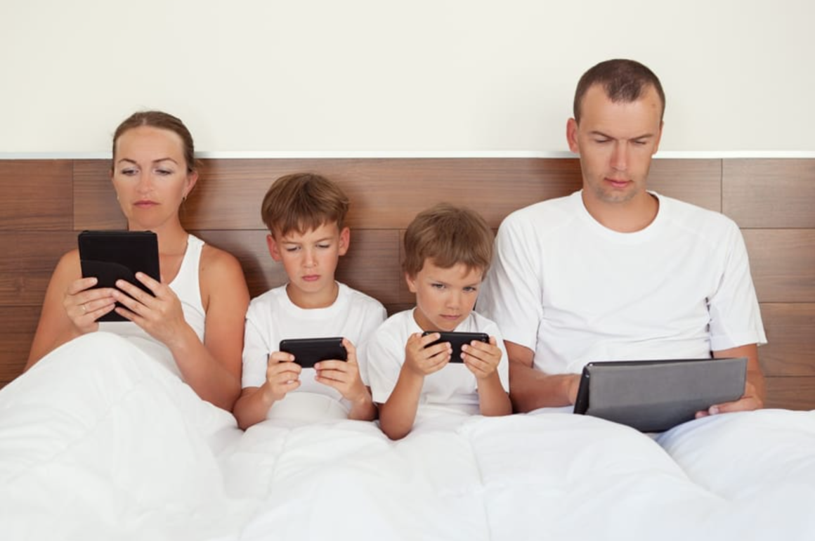 familia-em-frente-ao-celular-televisao-dr-daniel-benitti-cirurgiao-vascular-sao-paulo-campinas