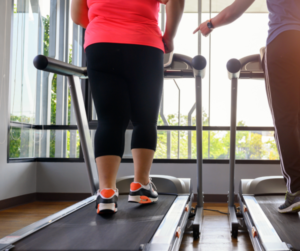 Exercício para emagrecer: caminhar.