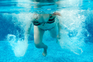 Exercício para emagrecer: natação.