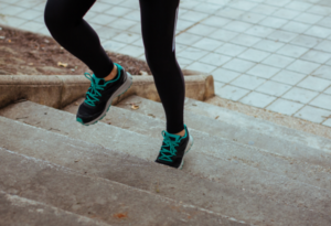 Exercício para emagrecer: subir escada.