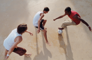 Os adolescentes devem praticar atividades físicas.