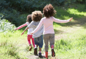 As crianças devem ser ativas ao longo do dia inteiro.